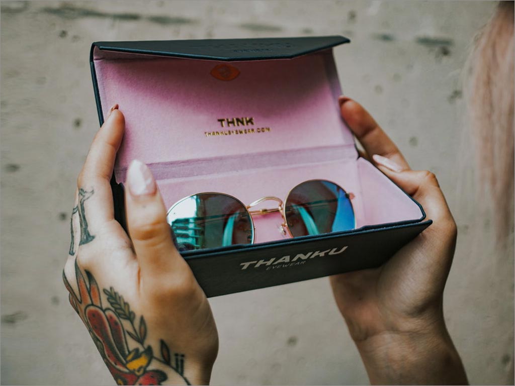 秘鲁Thanku Eyewear眼镜包装设计之眼镜盒打开图