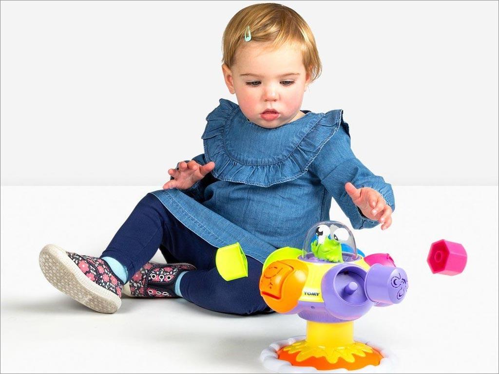 英国TOMY婴幼儿童玩具包装设计之儿童玩耍场景照片