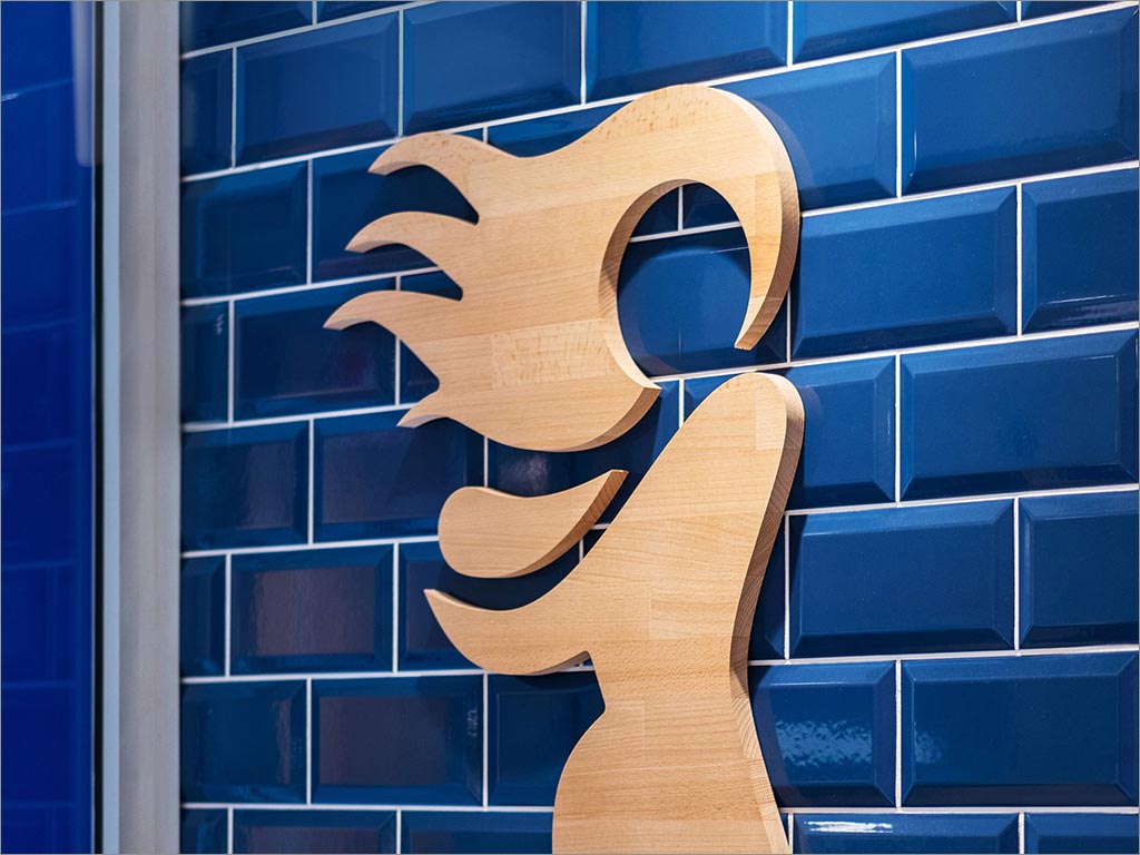 西班牙La Sirena冷冻食品店面环境设计之木质logo造型设计